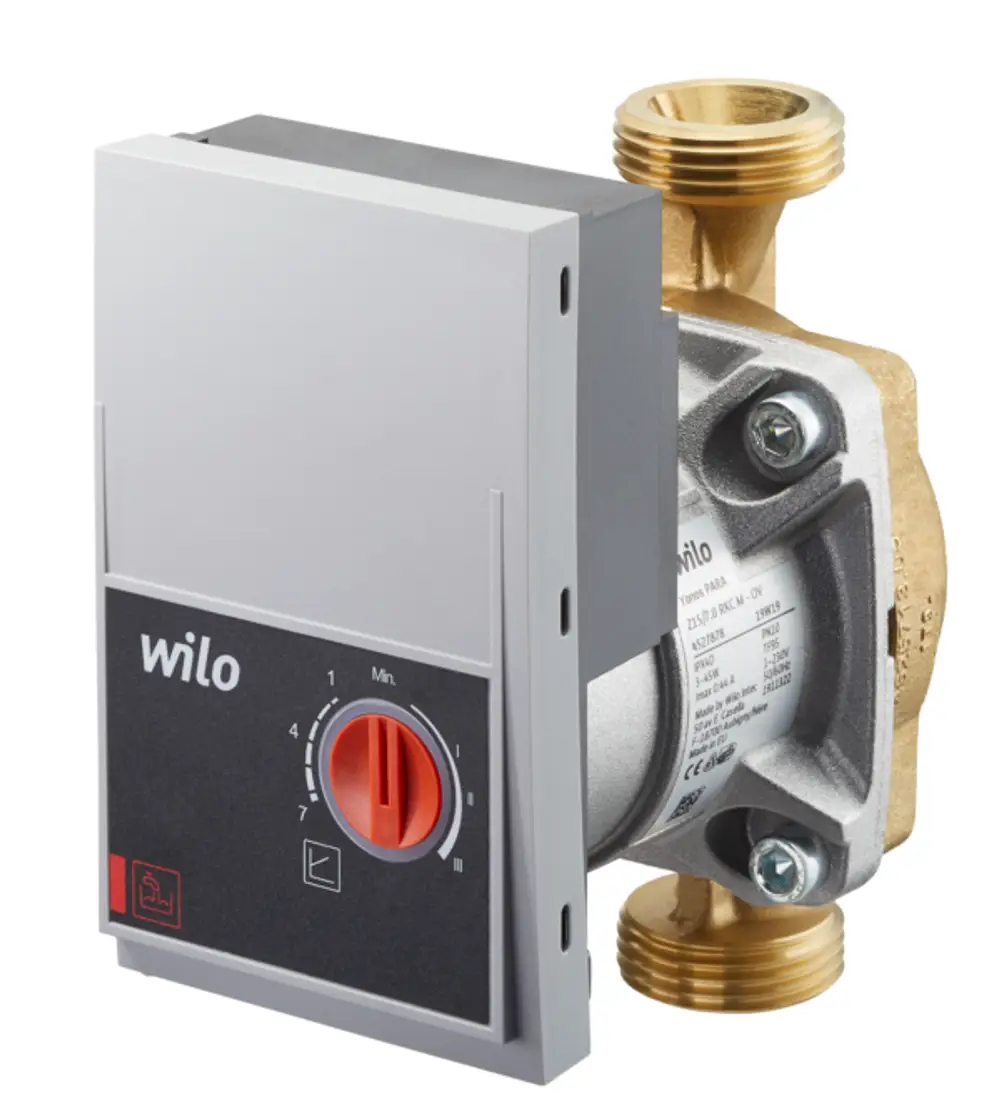 Produktbild einer Wilo PARA BZ Z 15-130/7-50/SC Pumpe für Regumaq X-25/X-45 Trinkwasserzirkulationsset. Graues Gehäuse mit schwarzem Bedienfeld und rotem Drehknopf. Zwei goldene Anschlüsse sind sichtbar.
